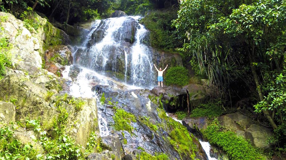 Thác Na Muang với dòng nước đổ trắng xóa và cây xanh bao quanh