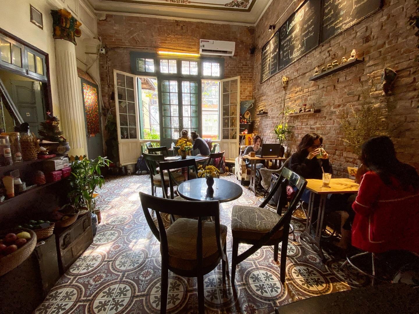 Bên trong một quán cafe tại Hà Nội