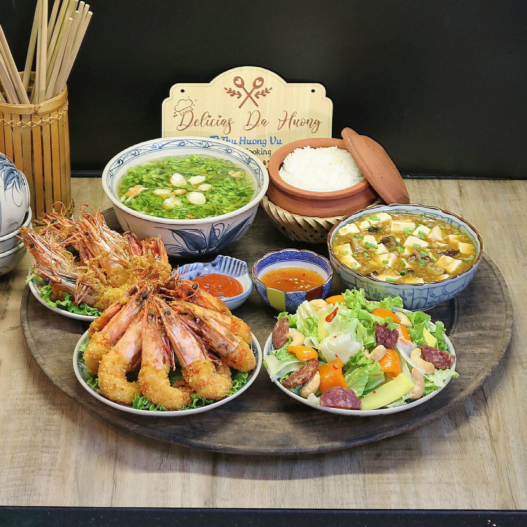 Du khách nước ngoài vui vẻ khám phá món ăn Việt Nam