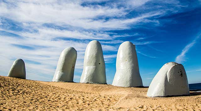 Bức tượng Bàn tay nhô lên từ cát ở Punta del Este