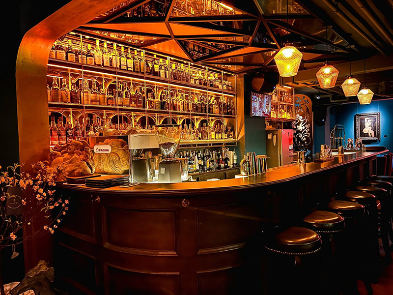 Một quán bar với ánh đèn neon và không khí sôi động, gợi nhắc về trải nghiệm nightlife