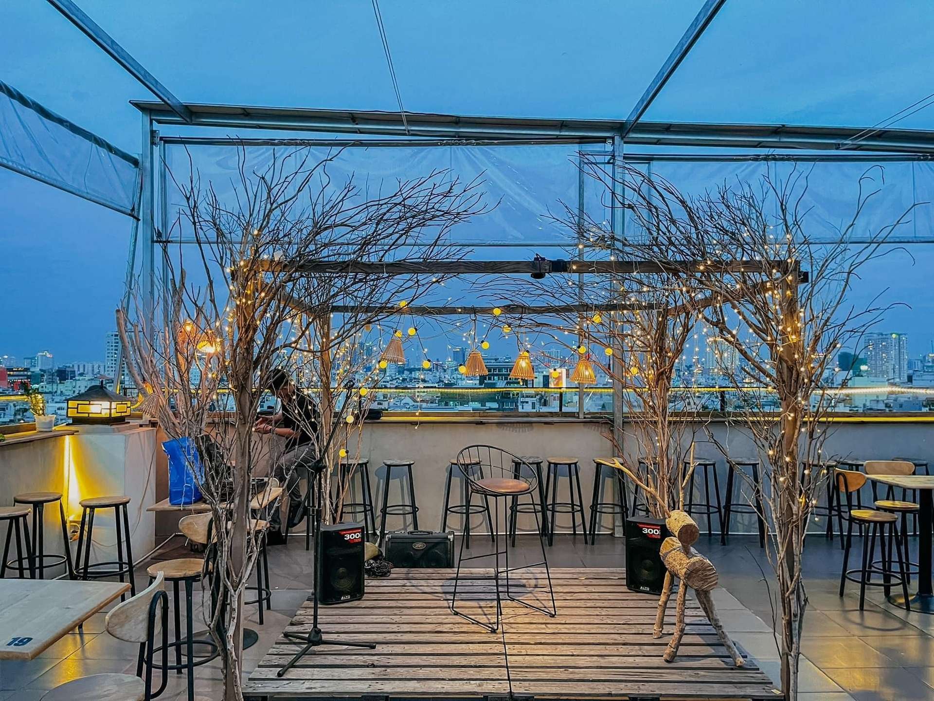 Quán cà phê đông đúc