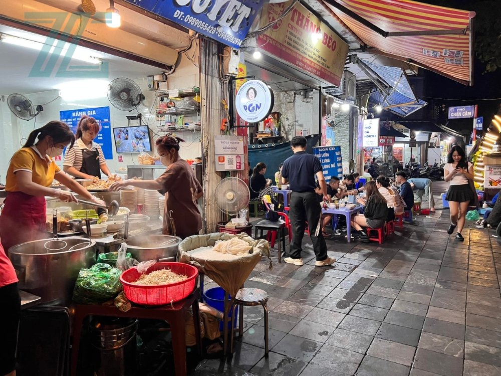 Không gian quán phở gà Nguyệt Phủ Doãn