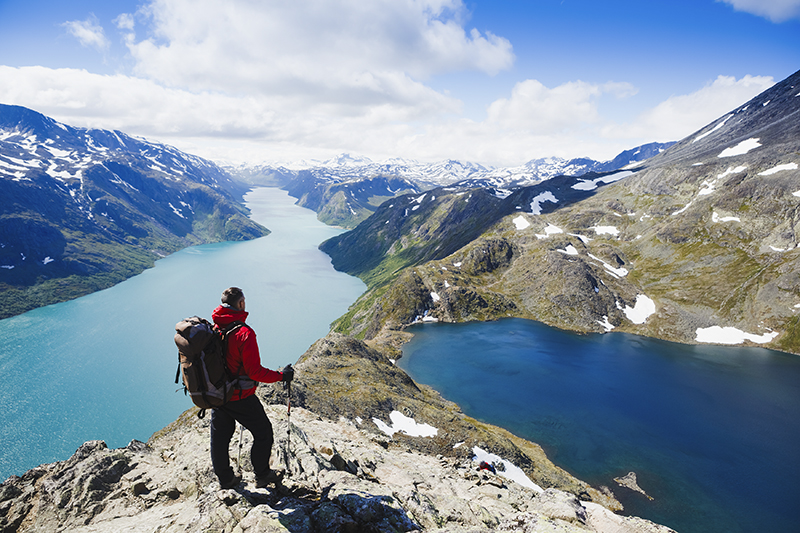 Chân người trên cầu thang nhìn xuống thành phố