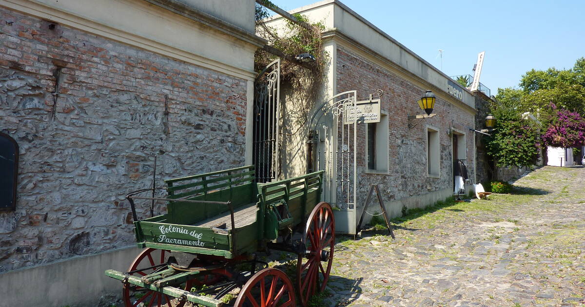 Một góc phố lát đá cổ kính khác ở Colonia del Sacramento, di sản UNESCO
