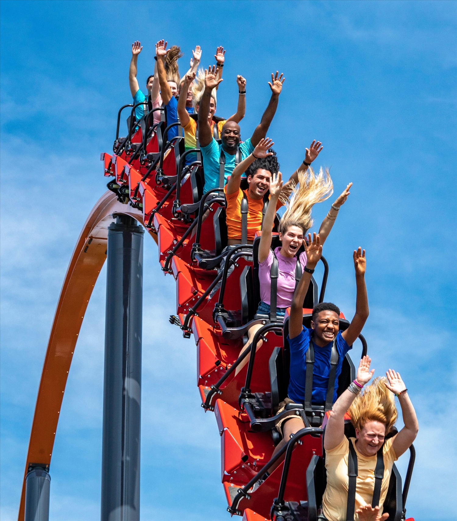 Tàu lượn siêu tốc màu đỏ đang lao vun vút với tốc độ cao