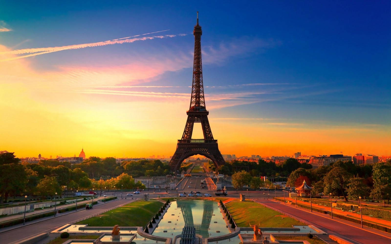 Tháp Eiffel nhìn từ xa trong ánh sáng mờ ảo