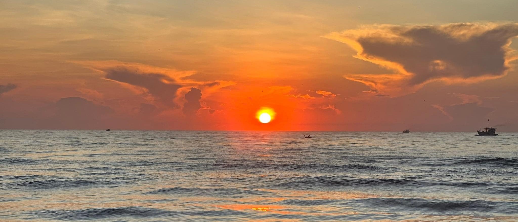 Khung cảnh bình minh tuyệt đẹp tại Biển Vô Cực