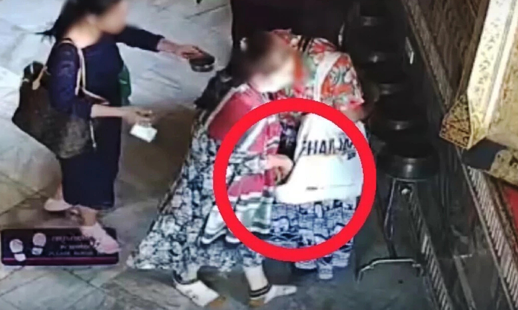 Cảnh móc túi ở nơi đông người, du khách đang bất cẩn