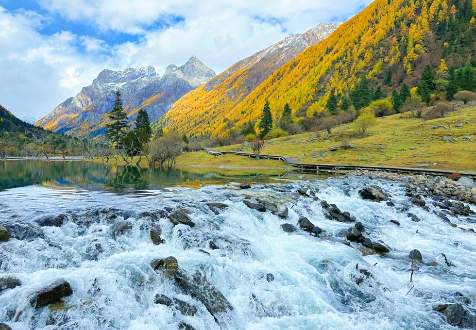 Du khách khám phá Núi Tứ Cô Nương