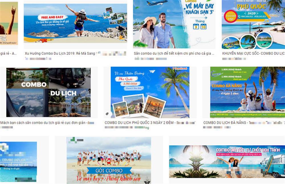 Du khách tìm hiểu thông tin trên điện thoại