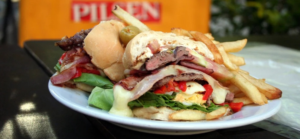 Đĩa thức ăn phong phú với các món truyền thống Uruguay