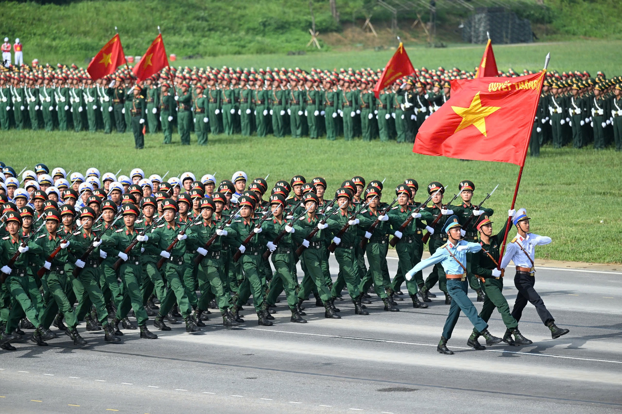 Người dân xem diễu binh trên đường phố