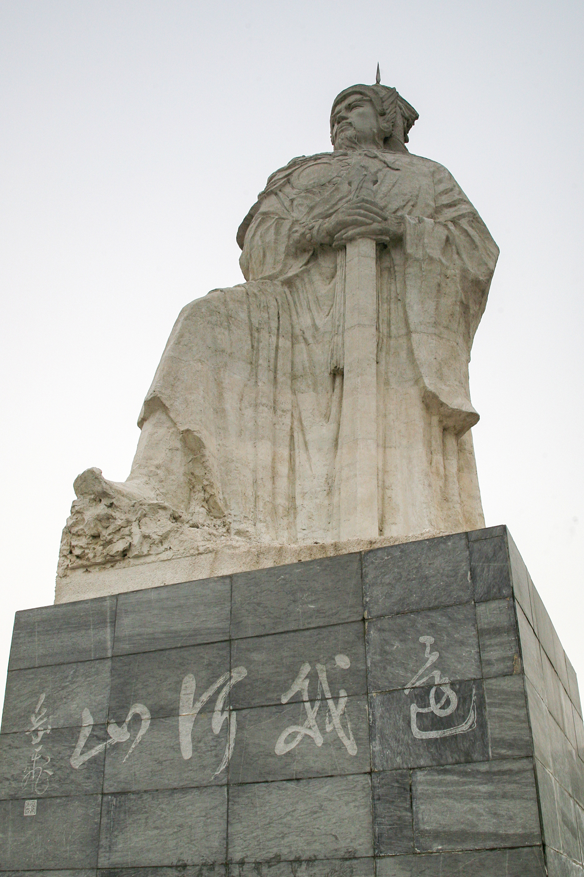 Tượng Nhạc Phi hiên ngang