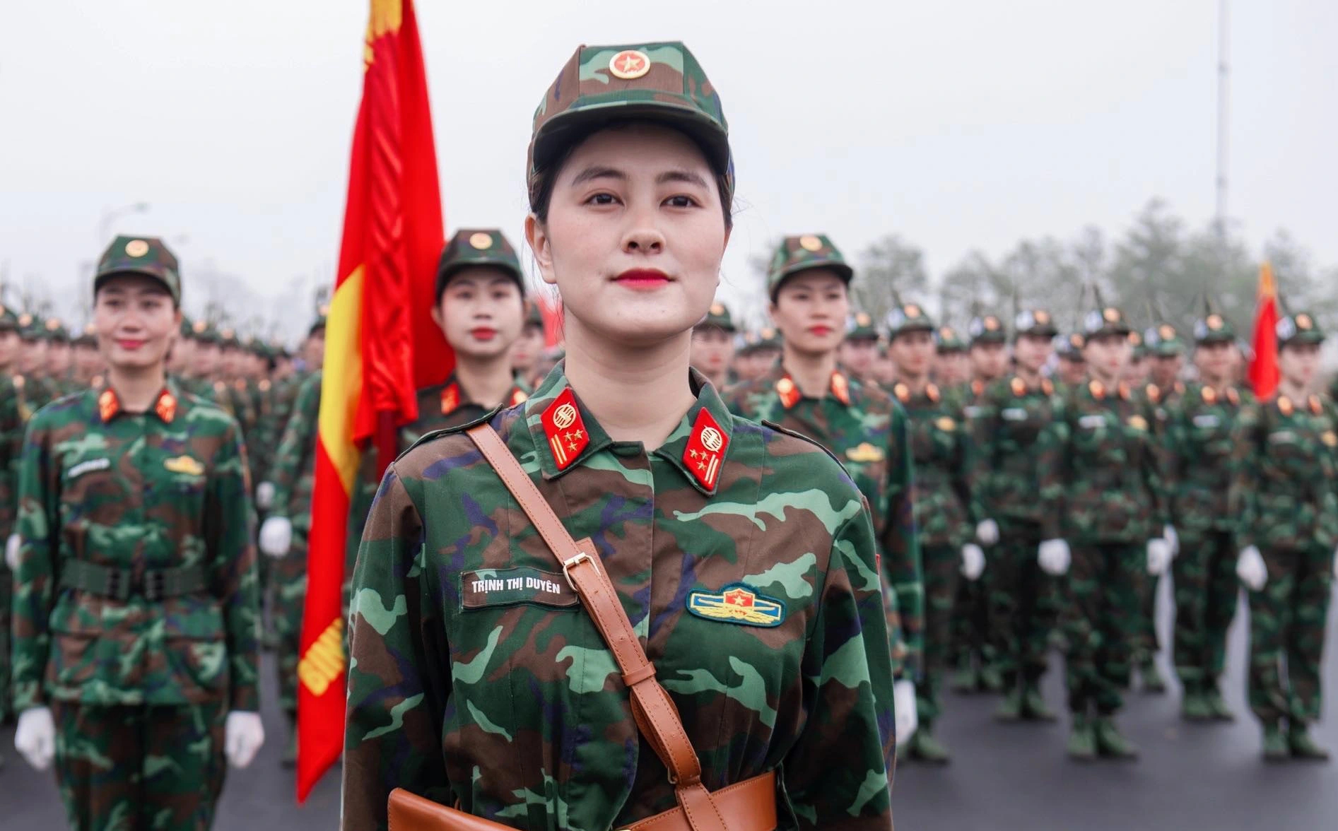 Nữ chiến sĩ Trịnh Thị Duyên trong đội hình duyệt binh