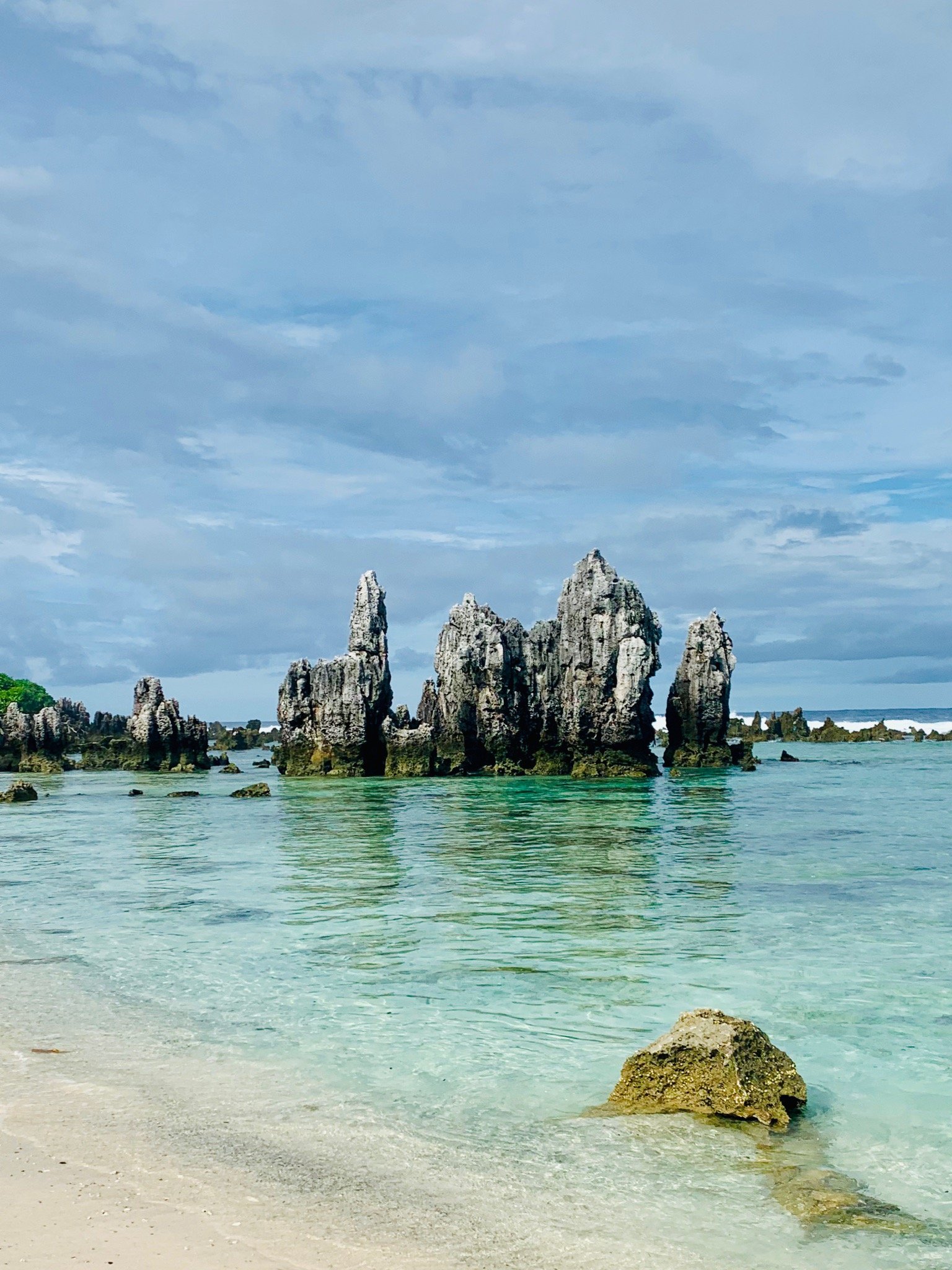 Bãi biển hoang sơ với làn nước trong xanh tại Nauru