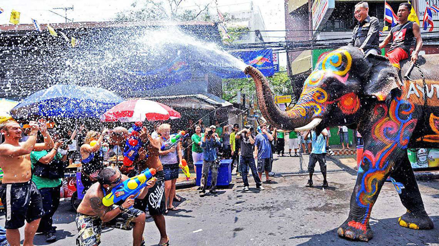 Lễ hội té nước Songkran sôi động ở Bangkok