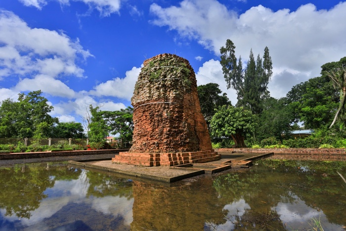 Toàn cảnh Tháp cổ Vĩnh Hưng