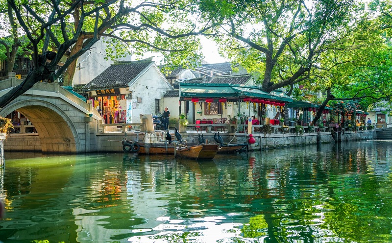 Một con kênh yên bình ở Tô Châu với những ngôi nhà cổ kính dọc hai bên